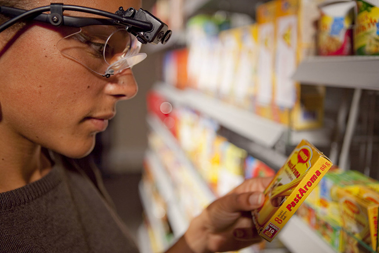 persona che osserva un prodotto al supermercato