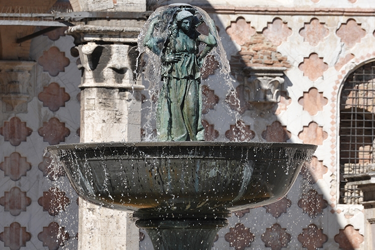 dettaglio della fontana maggiore di Perugia