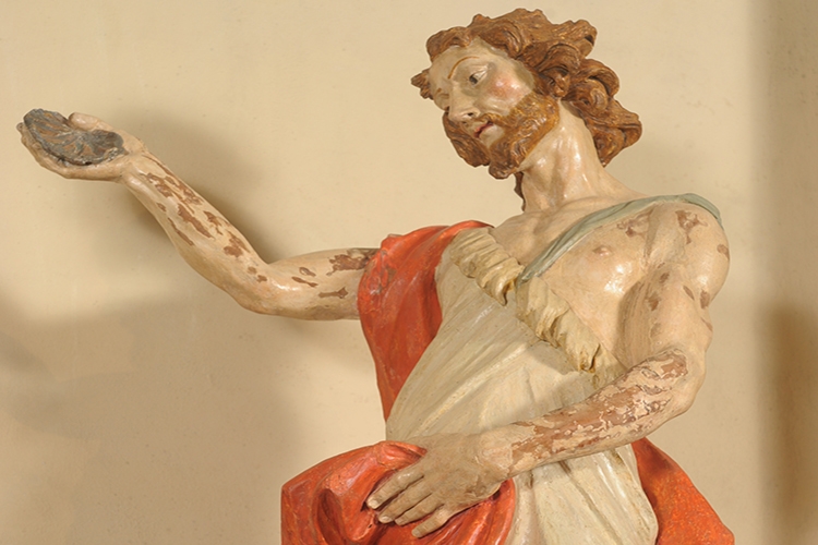 particolare di statua